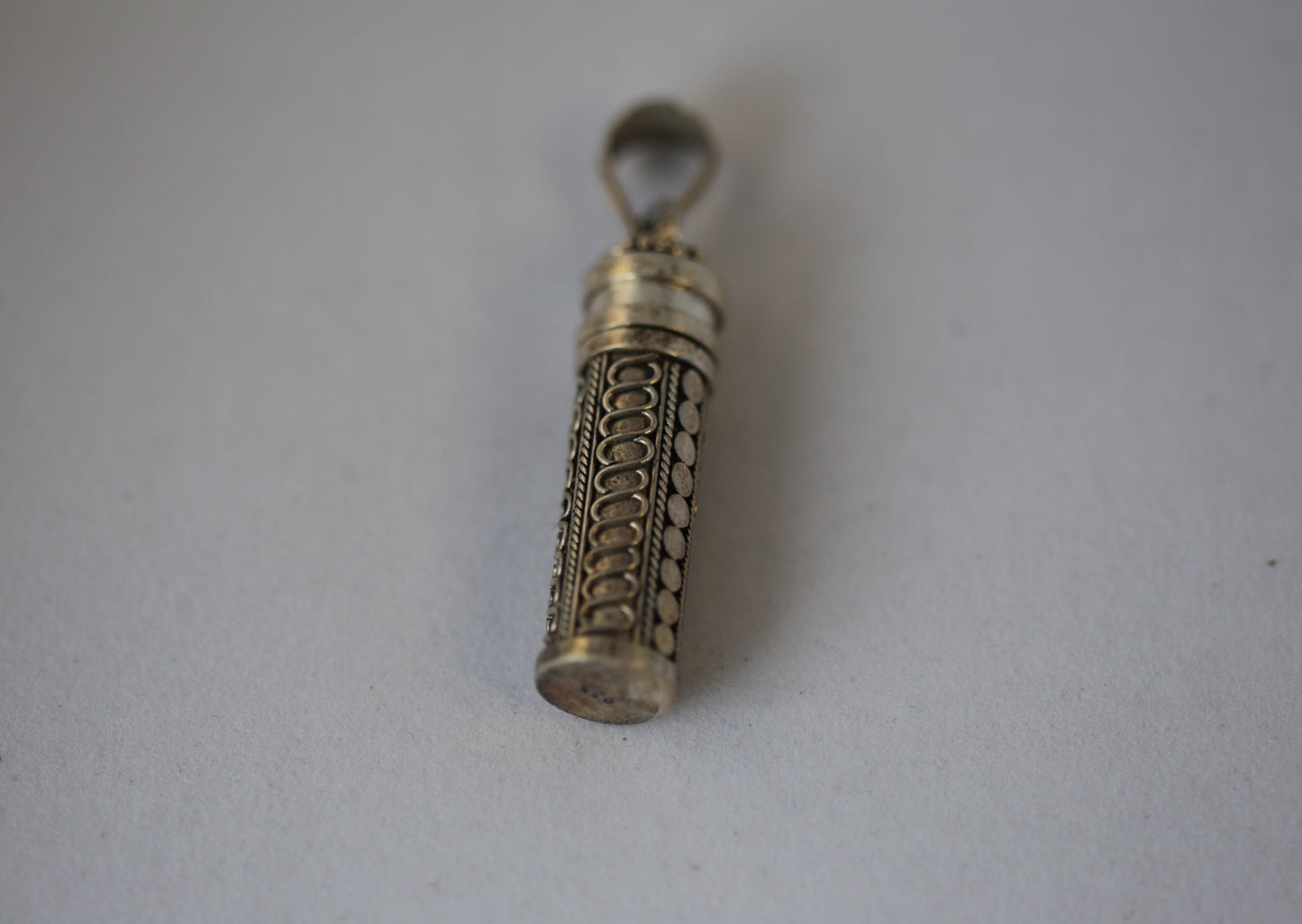 LargeOpeningSecretSpaceParfumPendantswithFLORALDetailsinPhiligre925SilverDetails
