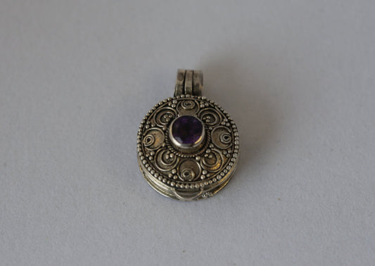 Opening Pendant with Amethyst Crystal & 925 Silver Details