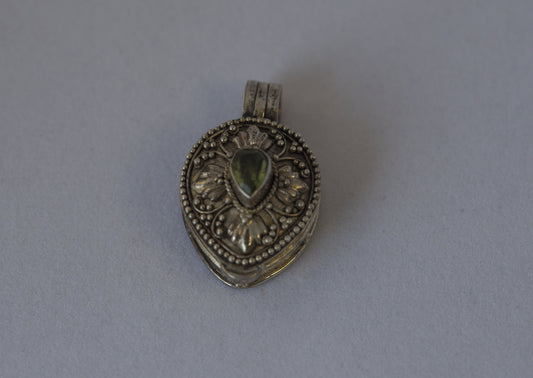 OpeningPendantwithATourmalineCrystal&925SilverDetails