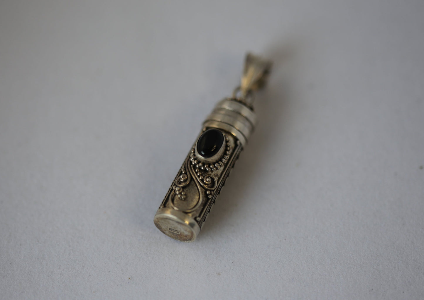 OpeningSecretSpaceParfumPendantswithBlackStonewithPhiligre925Silver